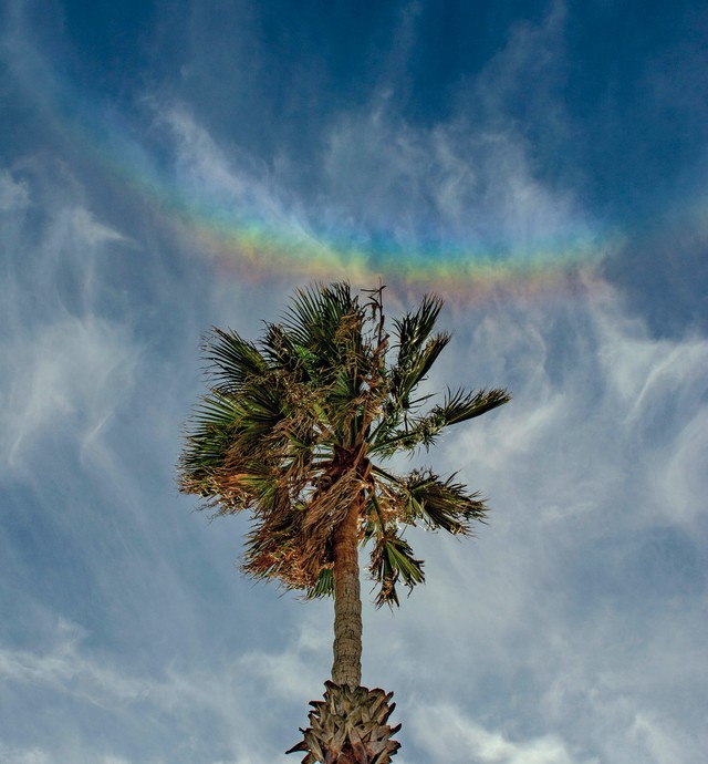 Penampakan pelangi tersenyum di Sisilia, Italia. Foto: nasa.gov/Marcella Giulia Pace