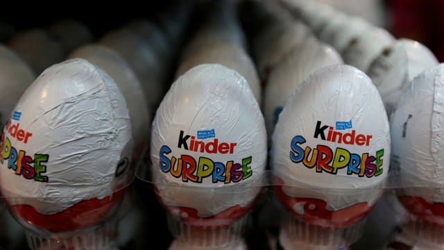 Telur cokelat Kinder Surprise terlihat dipajang di supermarket di Islamabad, Pakistan. Foto: Caren Firouz/REUTERS