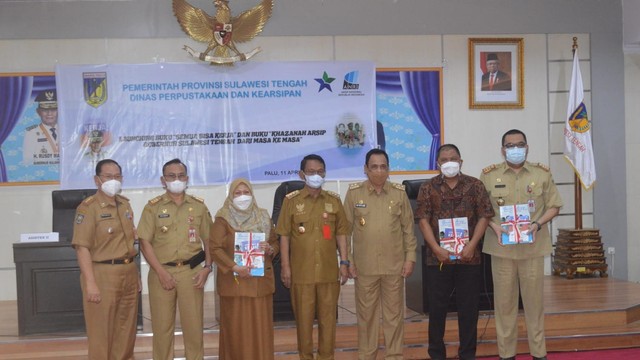 Wakil Wali Kota Palu, menerima buku karya Gubernur Sulteng Rusdy Mastura. Foto: Istimewa