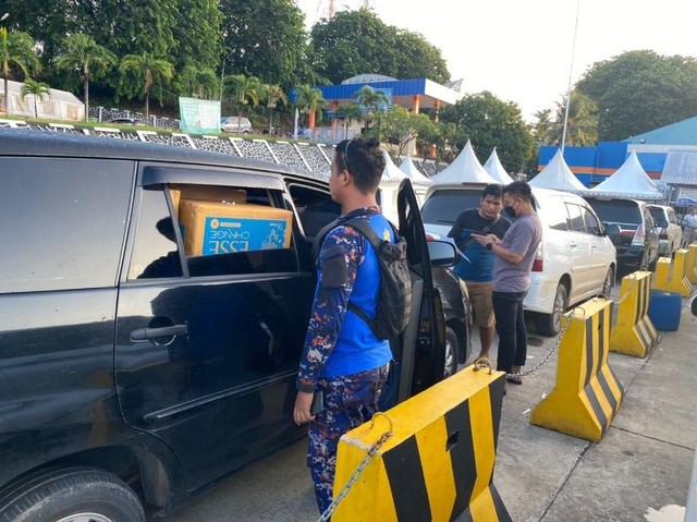 Petugas Barhakam Polairud Mabes Polri memeriksa sebuah mobil yang diduga memuat barang ilegal di Pelabuhan Telaga Punggur (Foto: Batamnews)