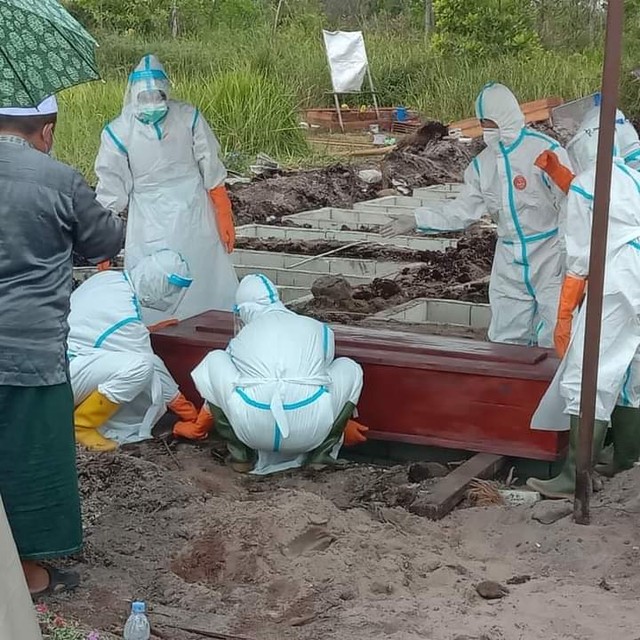 Proses penguburan salah satu jenazah COVID-19 di Kota Palangka Raya beberapa waktu lalu. (FOTO: IST).