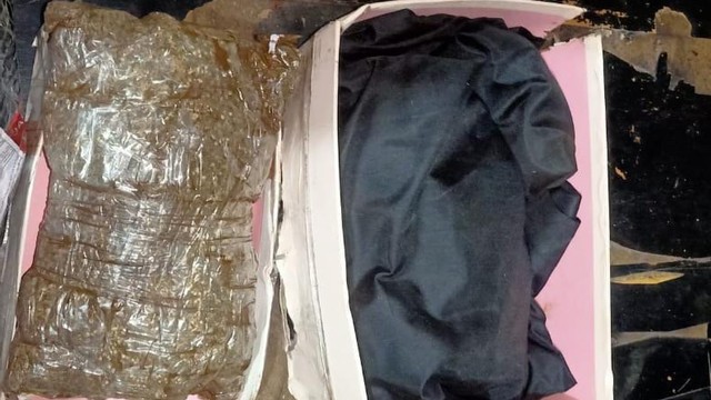 Paket yang dibungkus plastik dan kain hitam, berisi narkotika jenis ganja. Foto: Istimewa