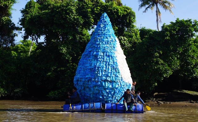 Rayakan Hari Air, Sungai Watch Bikin Kreasi Unik dari 3.500 Kantong Plastik