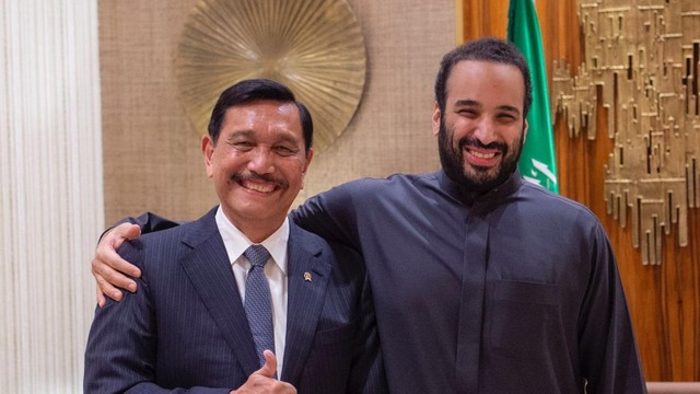 Menteri Koordinator Bidang Kemaritiman dan Investasi RI, Luhut Binsar Pandjaitan bertemu Pangeran Mohammed bin Salman bin Abdulaziz. Foto: Instagram.com/luhut.pandjaitan/