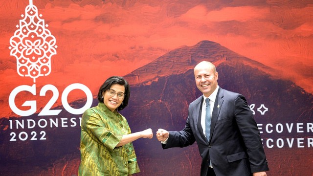 Menteri Keuangan RI, Sri Mulyani Indrawati bersama Menteri Keuangan Australia, Josh Frydenberg. Foto: M Risyal Hidayat/ANTARA FOTO