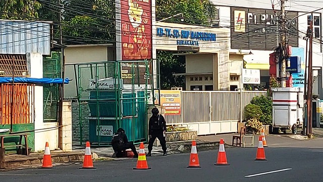 Benda dicurigai bom ditemukan di dekat kantor Wali Kota Solo, Jawa Tengah pada Rabu (30/3). Foto: Dok. Istimewa