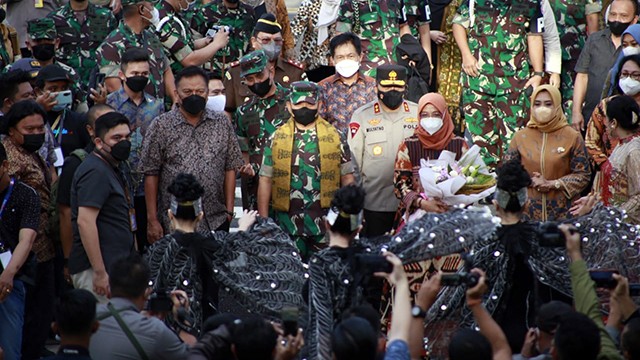 Penyambutan terhadap Kepala Staf Angkatan Darat (KSAD) Jenderal TNI Dudung Abdurachman, saat tiba di Sulawesi Utara.