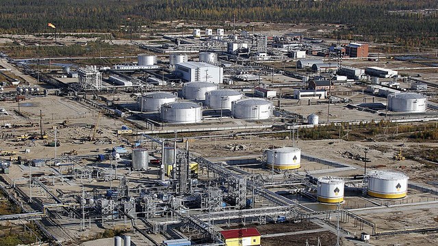 Pabrik penyulingan minyak Rosneft di kota Gubkinsky di Siberia barat, Rusia pada 2 Juni 2006. Foto: Delphine Thouvenot/AFP