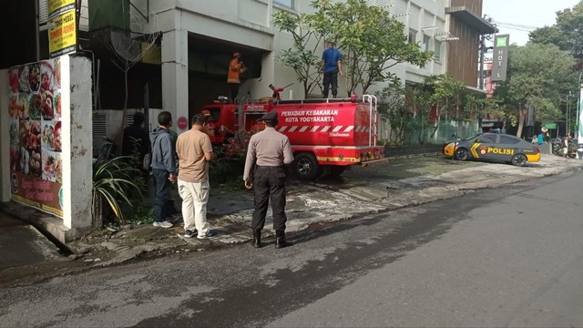 Petugas pemadam kebakaran saat menangani kebakaran di salah satu hotel di Yogyakarta. Foto: istimewa.