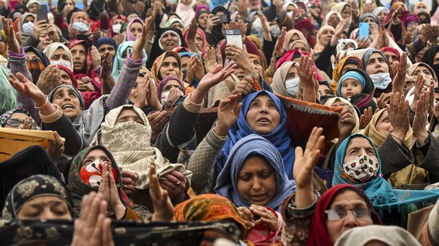Sejumlah umat Muslim India tengah berdoa di depan seorang imam yang menampilkan sehelai rambut yang diyakini berasal dari janggut Nabi Muhammad, selama upacara Isra Miraj di Kuil Hazratbal Kashmir di Srinagar, India pada Selasa (1/3/2022).
 Foto: Tauseef Mustafa/AFP