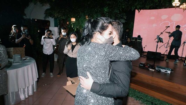 Nindy Ayunda peluk sosok pria yang diduga kekasih barunya. Foto: Instagram/@nindyayunda