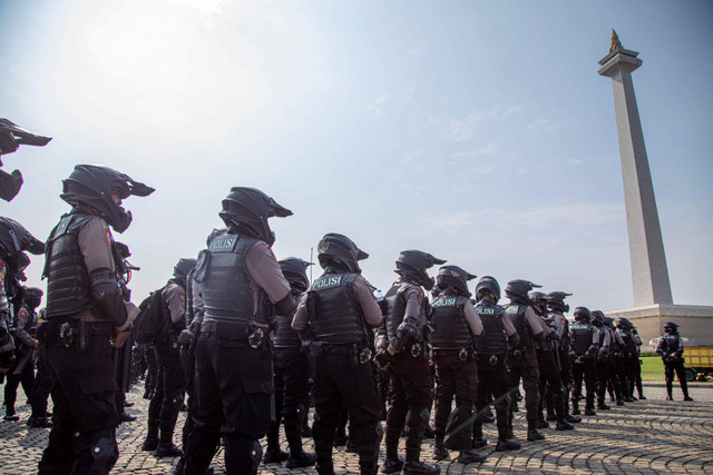 Sejumlah anggota TNI dan Polri usai mengikuti apel pasukan pengamanan demo 11 April di Monumen Nasional (Monas), Jakarta, Senin (11/4/2022). Foto: Aditia Noviansyah/kumparan