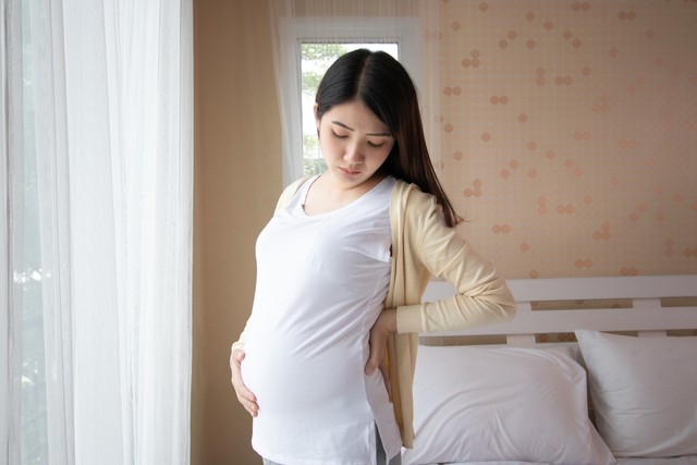 Ilustrasi sakit pinggang pada ibu hamil. Foto: US 2015/Shutterstock