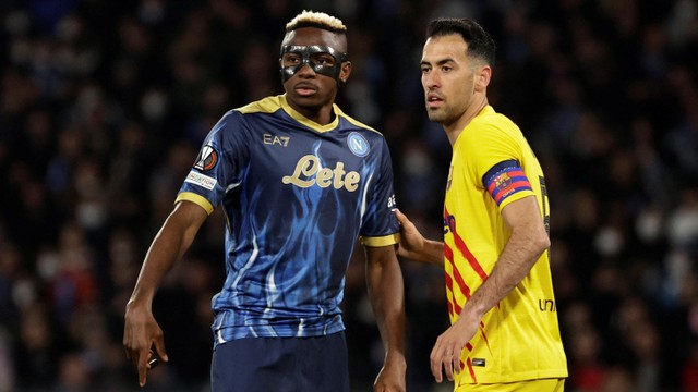 Pemain FC Barcelona Sergio Busquets duel dengan pemain Napoli Victor Osimhen di Stadio Diego Armando Maradona, Naples, Italia. Foto: Ciro De Luca/Reuters