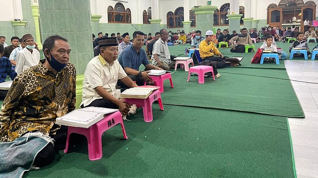 Ketua Umum Senkom Mitra Polri, Katno Hadi (dua dari kiri), mengikuti tadarus Al Quran di Masjid Baitul A'la Kampung Sekip, Kelurahan Kadipiro, Kecamatan Banjarsari, Solo. FOTO: Dok Istimewa