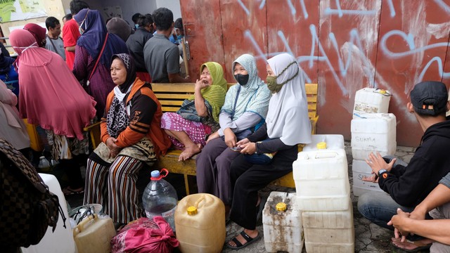 Warga antre membeli minyak goreng curah di sebuah agen penjualan minyak goreng di Tamanagung, Muntilan, Magelang, Jawa Tengah, Kamis (24/3/2022). Foto: Anis Efizudin/Antara Foto