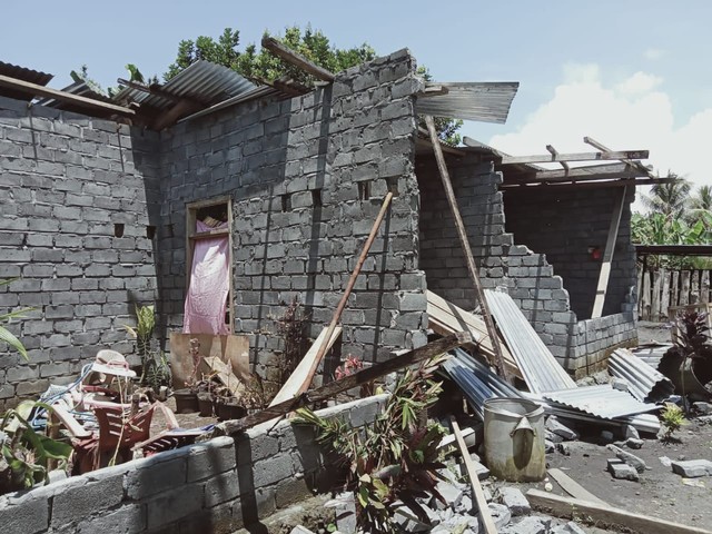 Salah satu rumah warga yang rusak akibat gempa bumi di Galela, Halmahera Utara. Foto: Istimewa