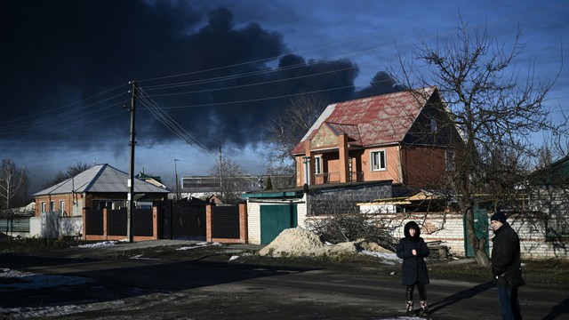 Asap hitam mengepul dari bandara militer di Chuguyev dekat Kharkiv, Ukraina, Kamis (24/22/2022). Foto: Aris Messinis/AFP