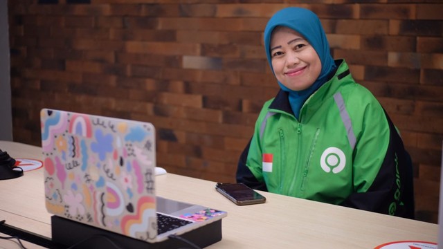 Mitra Gojek Rombiyatun saat mengikuti acara Public Expose: Penawaran Saham Perdana PT GoTo Gojek Tokopedia Tbk di Jakarta, Selasa (15/3).  Foto: Dok. Rombiyatun 