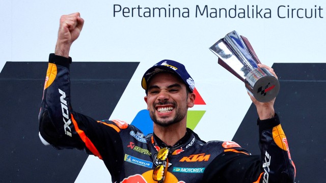 Pebalap Red Bull KTM Factory Racing Miguel Oliveira merayakan kemenangannya di Sirkuit Mandalika, Minggu (20/3/2022).
 Foto: Willy Kurniawan/Reuters