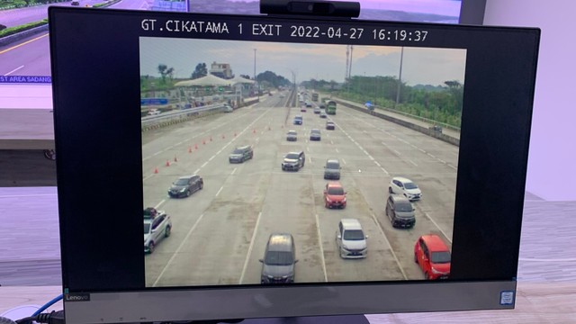 Situasi lalu lintas Tol Japek hingga Kalikangkung sekitar pukul 16.20 WIB, Rabu (27/4/2022). Foto: Nugroho GN/kumparan