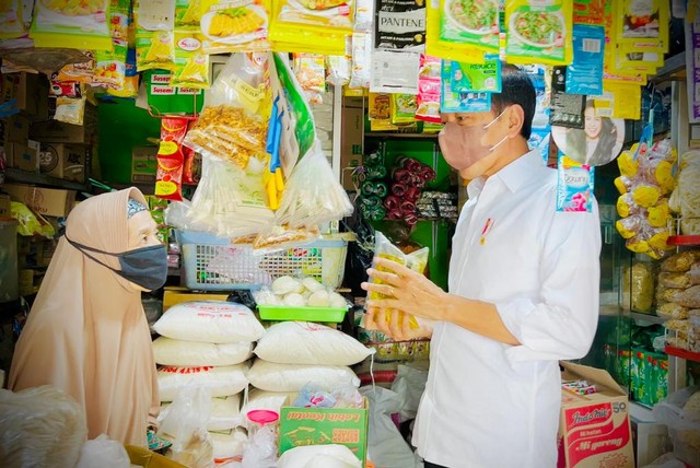 Jokowi Cek Minyak Goreng: Di Gerai Alfamart Kosong, Di Warung Mahal (1)