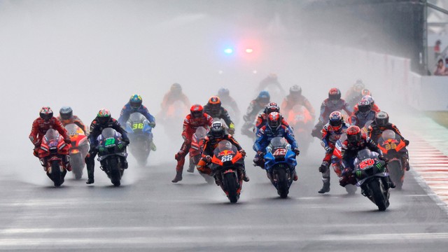 Suasana saat start MotoGP di Sirkuit Internasional Mandalika, Minggu (20/3/2022). Foto: Willy Kurniawan/Reuters