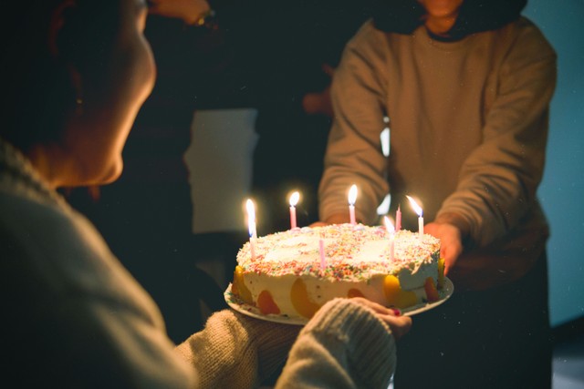 Foto kue ulang tahun dengan lilin. Foto: Pexels/Ami Suhzu.