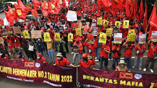 Sejumlah buruh dari Kongres Aliansi Serikat Buruh Indonesia (KASBI) berunjuk rasa di depan Kantor Kementerian Ketenagakerjaan (Kemnaker), Jakarta, Rabu (23/2/2022).  Foto: Aditya Pradana Putra/ANTARA FOTO