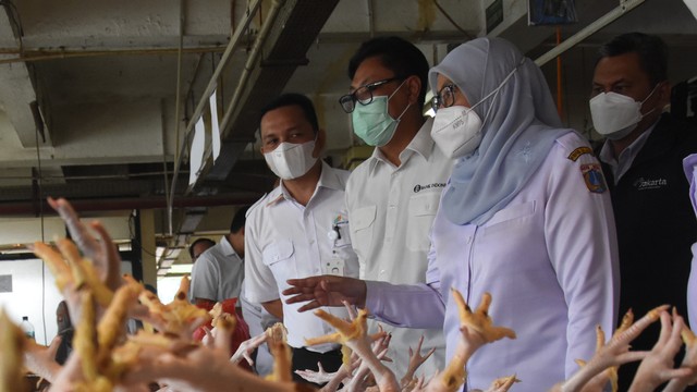 Tim Pengendali Inflasi Daerah (TPID) Provinsi DKI Jakarta melakukan sidak di Pasar Kramat Jati Jakarta Timur, Rabu (30/3/2022). Foto: Indrianto Eko Suwarso/ANTARA FOTO
