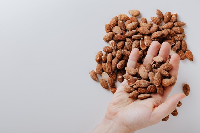 Ilustrasi bahaya kacang almond untuk ibu hamil (Sumber: Pexels)