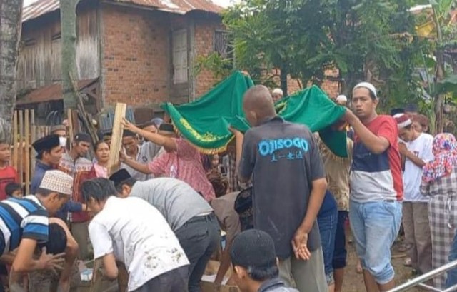 Proses pemakaman Yeni, warga 3-4 Ulu, Palembang. (ist)