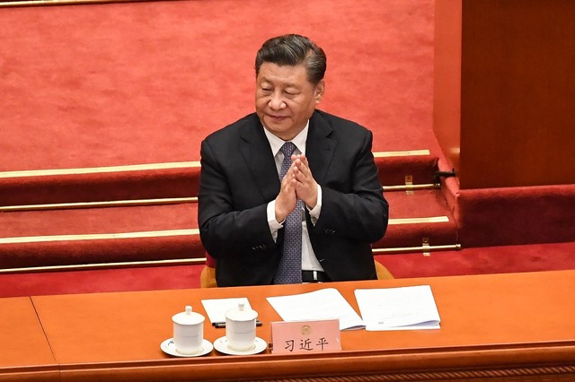 Presiden Tiongkok Xi Jinping bertepuk tangan saat upacara pembukaan Konferensi Konsultatif Politik Rakyat China (CPPCC) di Aula Besar Rakyat di Beijing pada Jumat (4/3/2022). Foto: Matthew Walsh/AFP