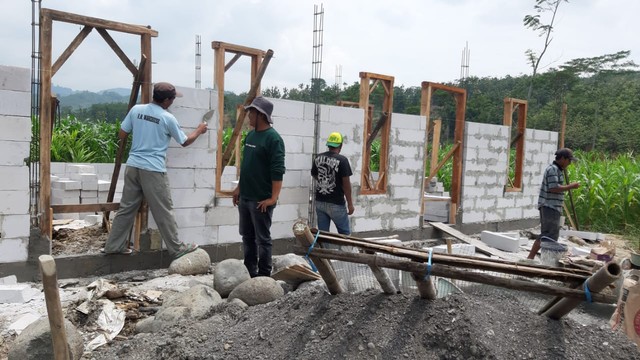 Pembangunan rumah relokasi untuk korban tanah bergerak di Dermasuci, Kabupaten Tegal. (Foto: Syaifullah)