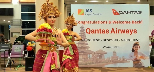 Tarian Bali menyambut penumpang Qantas Airlines untuk  rute Melbourne - Denpasar PP - IST