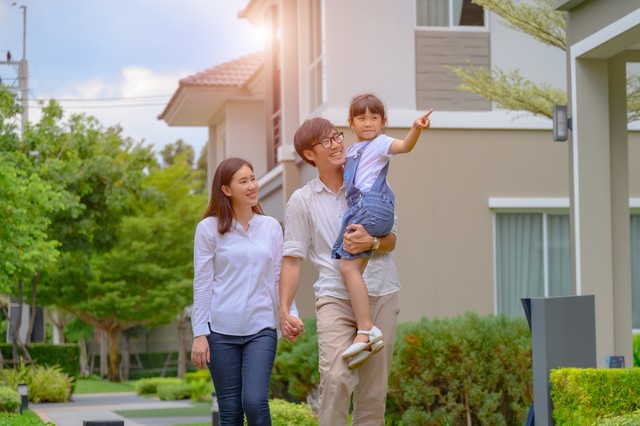 Ilustrasi keluarga muda dengan rumah idaman. Foto: Shutterstock