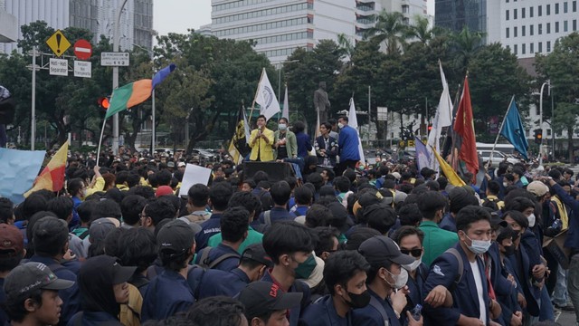 Massa mahasiswa yang membubarkan diri menyebabkan kemacetan di Jl Medan Merdeka Selatan, Kamis (21/4/2022). Foto: Jamal Ramadhan/kumparan