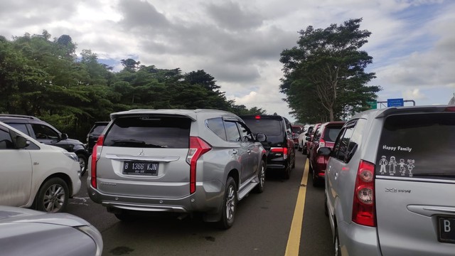 Situasi di exit tol Ciawi menuju Puncak, Sabtu (26/2/2022),  'stuck' seperti parkiran. Foto: Dok. Ari