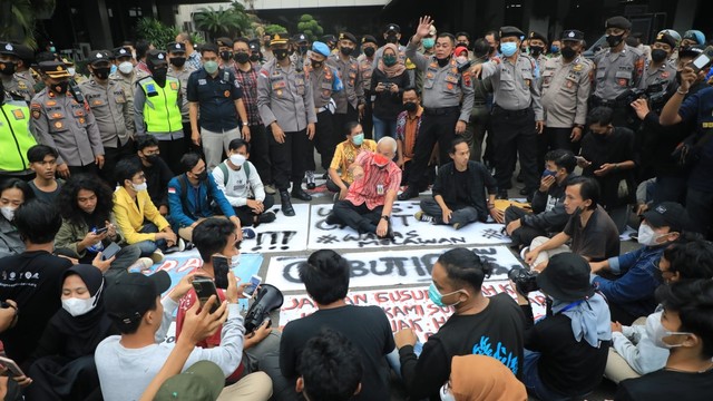 Gubernur Jawa Tengah Ganjar Pranowo menemui ratusan mahasiswa yang menggelar aksi demonstrasi menolak penambangan batu andesit desa Wadas di depan kantornya, Selasa (22/3). Foto: Dok. Istimewa