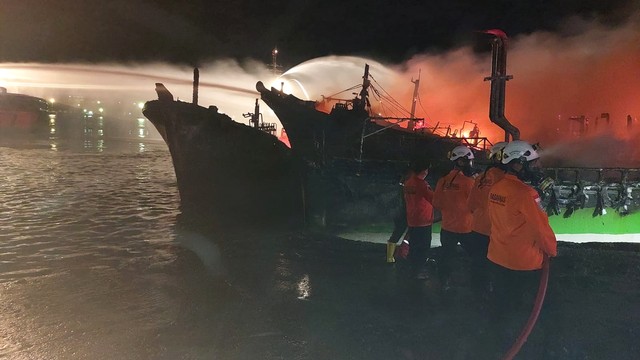 Kapal nelayan terbakar di Cilacap, Jawa Tengah, Selasa (3/5/2022). Foto: Dok. Istimewa