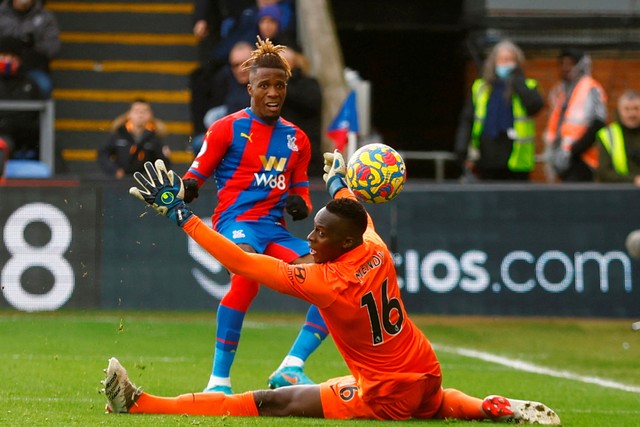 Pemain Crystal Palace Wilfried Zaha menembak ke gawang Chelsea di Selhurst Park, London, Inggris, Sabtu (19/2/2022). Foto: Action Images via Reuters/Andrew Boyers