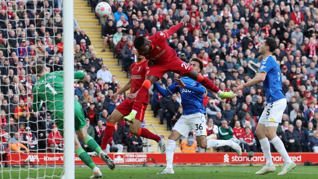 Pemain Liverpool Divock Origi mencetak gol kedua mereka saat hadapi Everton di Stadion Anfield, Liverpool, Inggris, Minggu (24/4/2022). Foto: Phil Noble/REUTERS