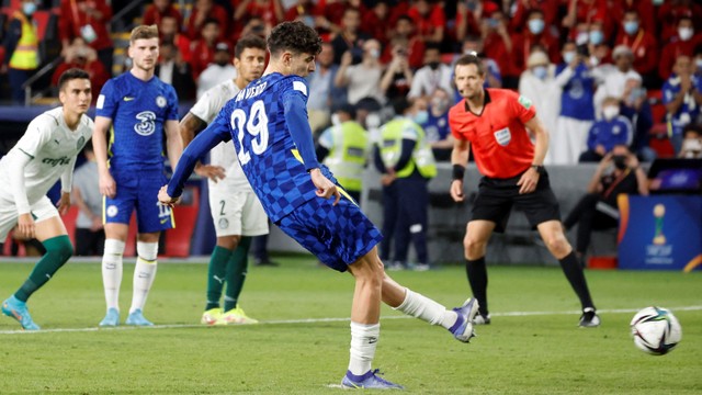 Pemain Chelsea Kai Havertz mencetak gol ke gawang Palmeiras pada pertandingan final Piala Dunia Antarklub di Stadion Mohammed Bin Zayed, Abu Dhabi, Uni Emirat Arab.
 Foto: Suhaib Salem/REUTERS