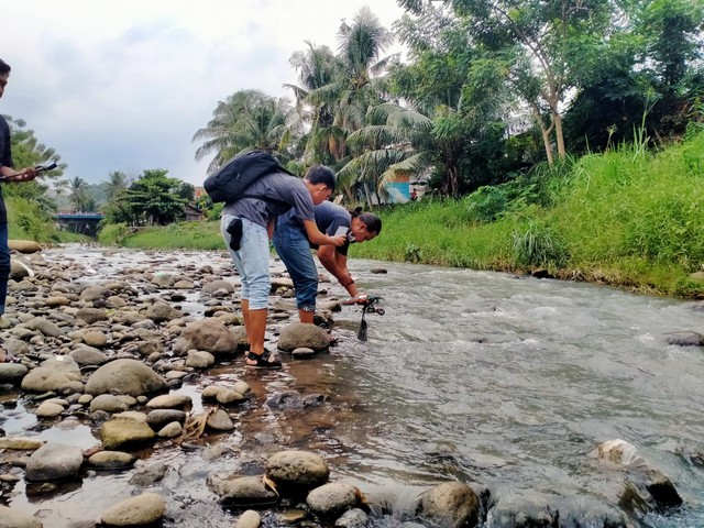 Pengambilan sampel air sungai di Lampung oleh Tim Ekspedisi Sungai Nusantara, Selasa (26/4) | Foto : Ist