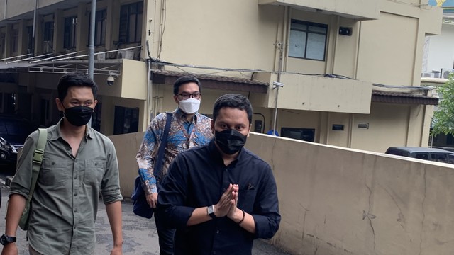 Influencer Arief Muhammad hari ini hadir untuk menjalani pemeriksaan terkait kasus aplikasi trading Quotex dengan tersangka Doni Salmanan di Bareskrim Polri, Jakarta Selatan, Kamis (17/3). Foto: Nugroho GN/kumparan