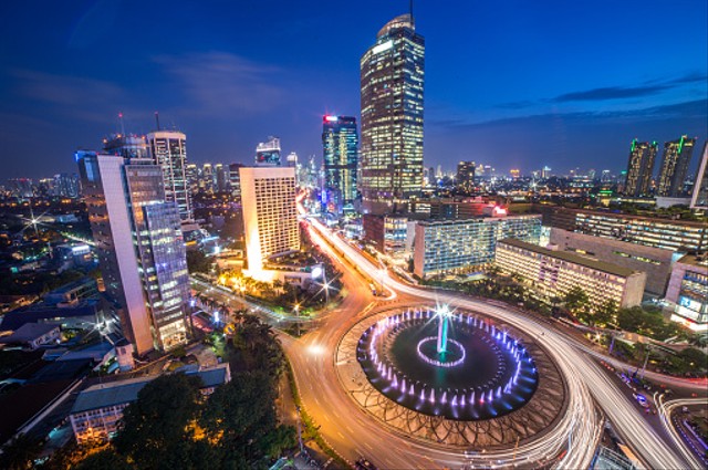 Suasana malam Bundaran Hotel Indonesia, Jakarta Pusat. Foto: Unsplash