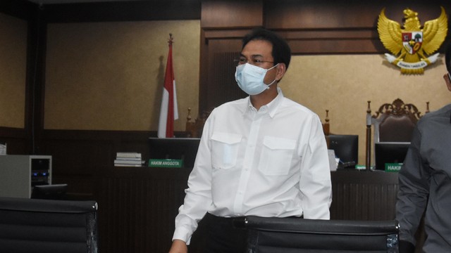 Terdakwa mantan Wakil Ketua DPR Azis Syamsuddin meninggalkan ruangan usai mengikuti sidang di Pengadilan Tipikor Jakarta, Senin (14/2/2022). Foto: Indrianto Eko Suwarso/Antara Foto