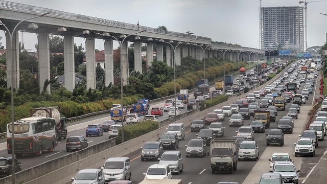 Sejumlah kendaraan memadati ruas tol Jagorawi, Cibubur, Jakarta Timur, Sabtu (26/2/2022). Foto: Yulius Satria Wijaya/ANTARA FOTO