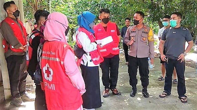 Tim kesehatan berkordinasi dengan Polsek Gondangrejo terkait penanganan warga yang diduga keracunan takjil di Dusun Kricikan, Desa Rejosari, Kecamatan Gondangrejo, Karanganyar pada Senin (02/05/2022). FOTO: Agung Santoso