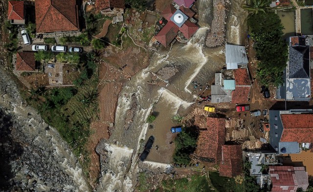 Foto: Kerusakan Akibat Banjir Bandang di Sumedang (363705)